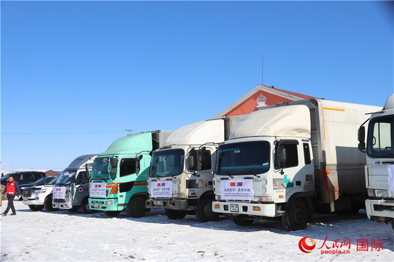 6.3月18日，滿載賑災(zāi)物資卡車在中央省額爾登縣整裝待發(fā)。人民網(wǎng)記者 霍文攝