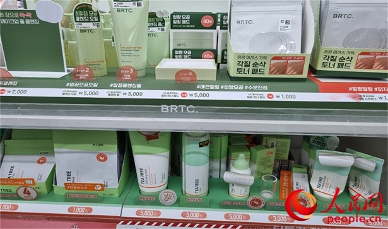 韓國零售連鎖店大創(chuàng)推出低價化妝品。人民網(wǎng) 李帆攝