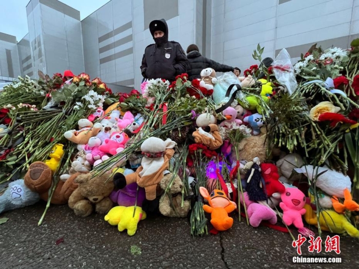 當(dāng)?shù)貢r間3月24日，俄羅斯全國哀悼日，悼念22日發(fā)生在莫斯科州克拉斯諾戈爾斯克市“克羅庫斯城”音樂廳恐怖襲擊事件中的遇難者。此次恐襲已導(dǎo)致137人遇難，150多人受傷。圖為民眾在恐襲事件現(xiàn)場附近敬獻(xiàn)的鮮花和毛絨玩具。<a target='_blank' href='/'><p  align=