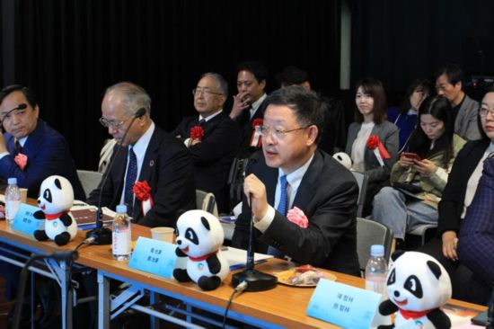 圖為四川省文化和旅游廳廳長戴允康向日本友人介紹四川旅游資源。（中國駐東京旅游辦事處供圖）