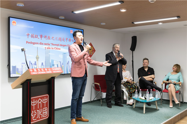 中國(guó)青年男高音歌唱家方瀧與奧爾基·圖爾達(dá)合唱羅語(yǔ)歌曲。布加勒斯特中國(guó)文化中心供圖。