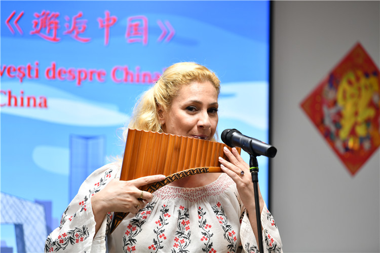 喬治亞娜·帕納演奏排簫。 布加勒斯特中國(guó)文化中心供圖。