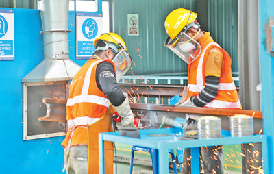 中企承建的馬東鐵項(xiàng)目創(chuàng)造就業(yè)機(jī)會(huì)超過1.8萬個(gè)，合作的當(dāng)?shù)仄髽I(yè)超過1900家——為促進(jìn)馬來西亞東西海岸互聯(lián)互通貢獻(xiàn)力量（共建“一帶一路”第一現(xiàn)場(chǎng)）