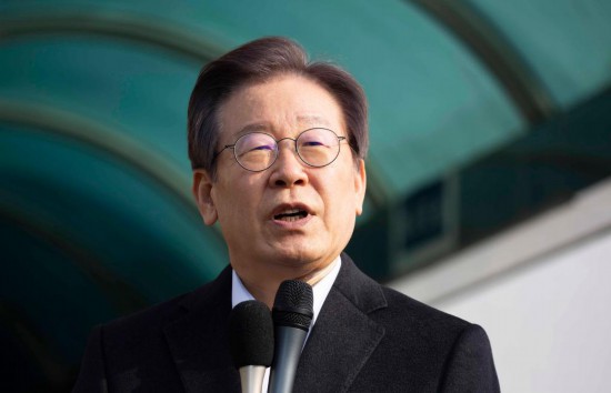 1月10日，韓國最大在野黨黨首李在明從首爾大學(xué)醫(yī)院出院時(shí)發(fā)表講話。新華社發(fā)（全休相攝）