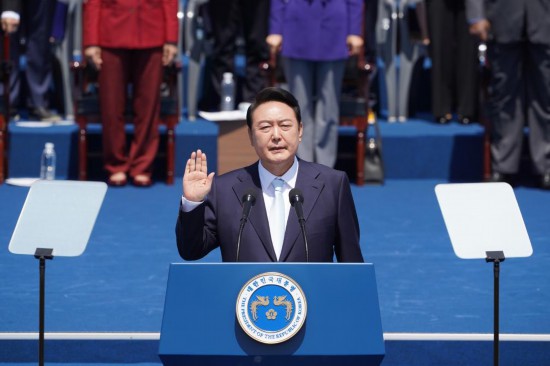 2022年5月10日，在韓國首爾，尹錫悅出席總統(tǒng)宣誓就職儀式。新華社發(fā)（李相浩攝）