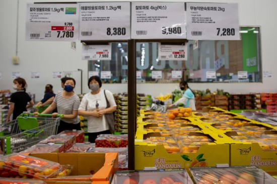 2022年7月9日，人們在韓國高陽市一家超市水果區(qū)購物。新華社記者王益亮攝