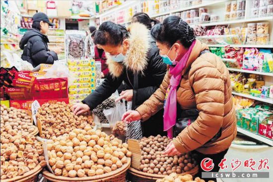 　　在長(zhǎng)沙南門口菜市場(chǎng)附近的一家炒貨店內(nèi)，市民正在選購年貨。　　長(zhǎng)沙晚報(bào)全媒體記者 范宏歡 攝