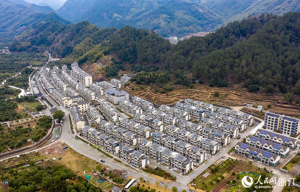 近日，航拍寧波市海曙區(qū)龍觀鄉(xiāng)李岙村屋頂光伏項目。人民網(wǎng) 章勇濤攝