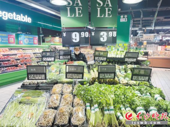 　　家樂福芙蓉廣場店，市民在選購春菜。