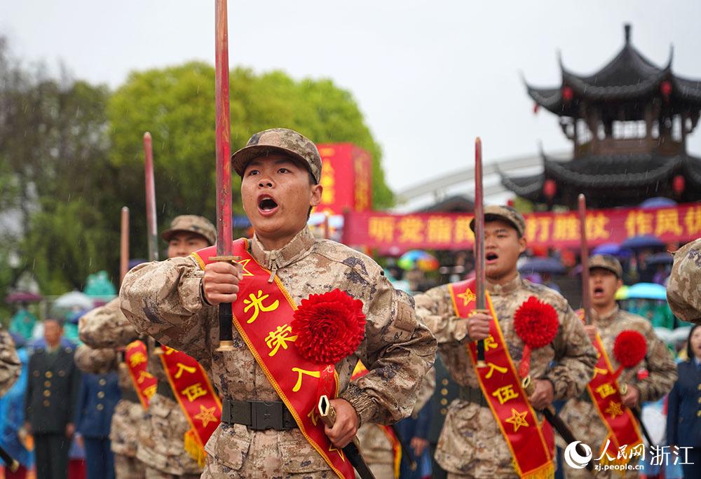3月22日，新兵們高喊誓言、莊嚴亮劍。人民網(wǎng) 章勇濤攝