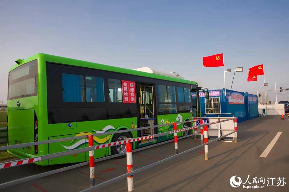 淮安市客總汽車運(yùn)輸有限公司調(diào)集兩部車況最佳“核酸采樣流動(dòng)車”，組建黨員“先鋒崗”。紀(jì)星名攝
