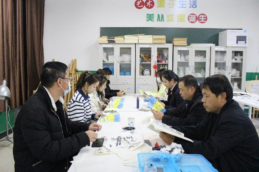 河北省臨西縣人民檢察院未檢檢察官在臨西縣第二小學(xué)為家長講解家庭教育促進法。 孫國月攝