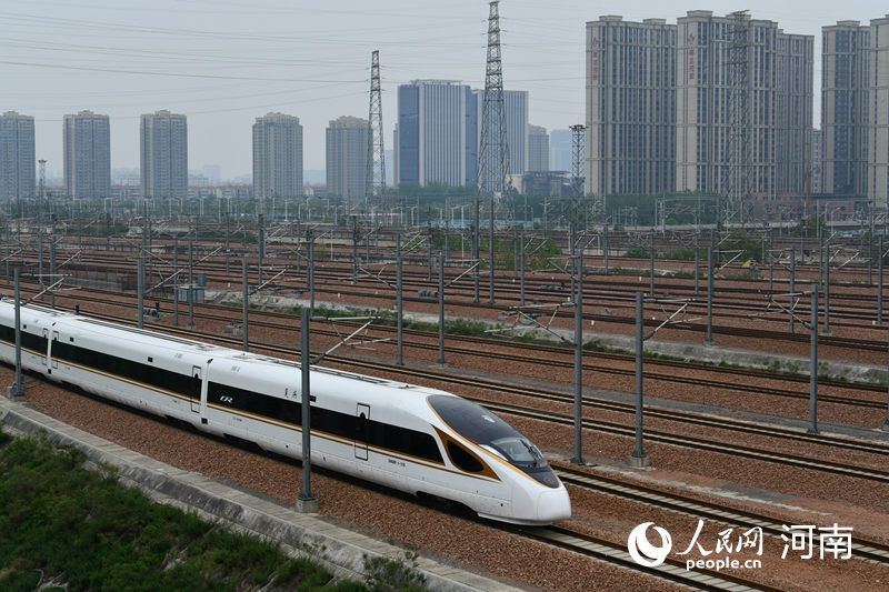 列車駛出站臺(tái)。人民網(wǎng) 霍亞平攝