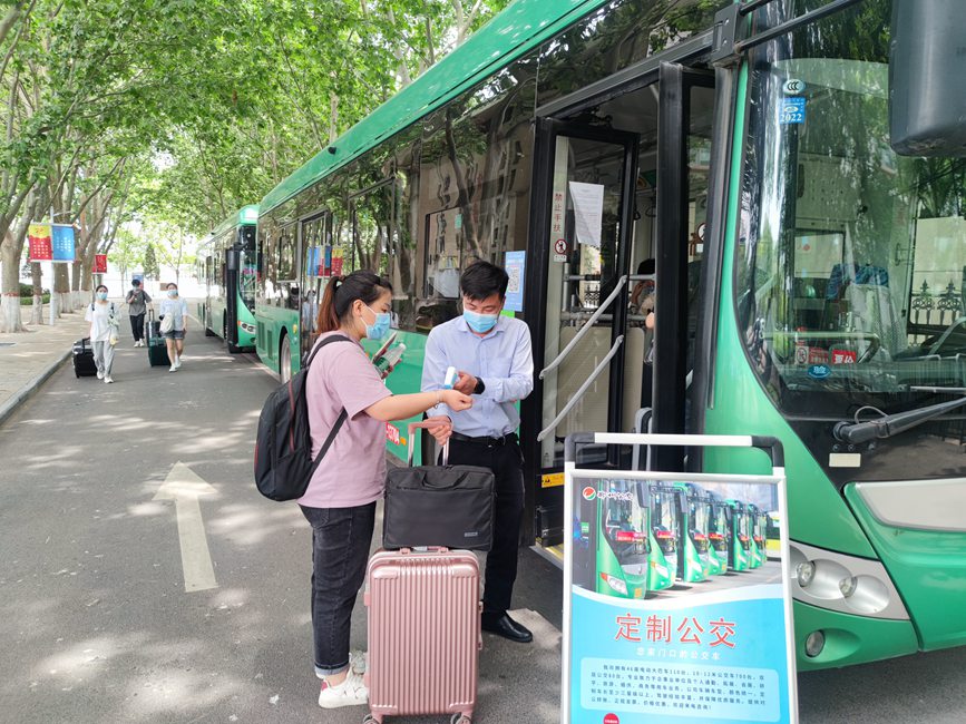 公交車從校園宿舍樓下出發(fā)，直達(dá)鄭州火車站和鄭州東站。崔晨攝