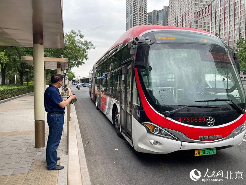 北京1路公交車駛進八王墳西站，此前各路公交經(jīng)過該站時均甩站通過，今起該站回復正常上下客。人民網(wǎng) 尹星云攝