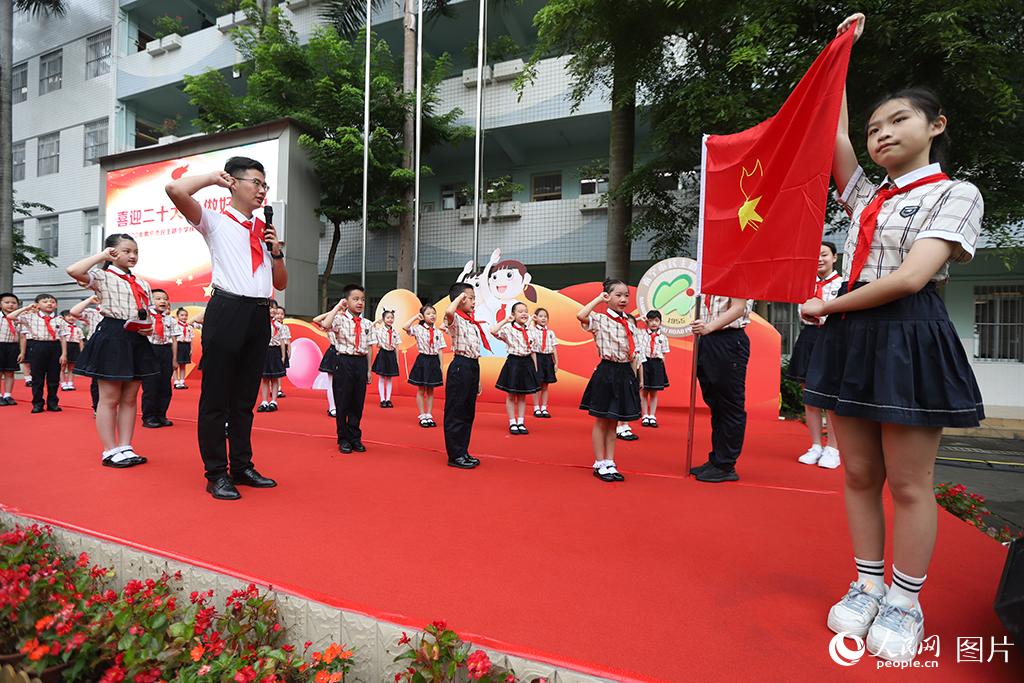 5月31日，在廣西壯族自治區(qū)南寧市民主路小學(xué)，學(xué)校大隊(duì)輔導(dǎo)員帶領(lǐng)少先隊(duì)員呼號(hào)。人民網(wǎng)記者 嚴(yán)立政攝