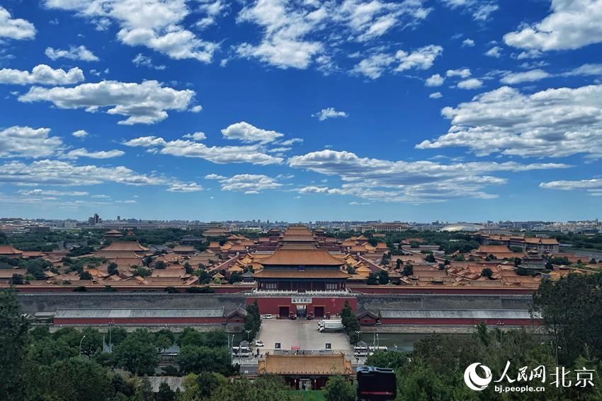 北京再現(xiàn)“高顏值”藍(lán)天白云。 人民網(wǎng) 池夢蕊攝