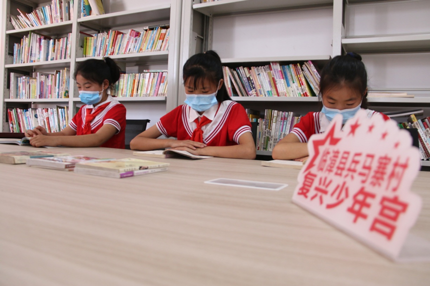 河北省臨漳縣柏鶴集鄉(xiāng)兵馬寨村復(fù)興少年宮，孩子們在閱覽室讀書。 申志好攝