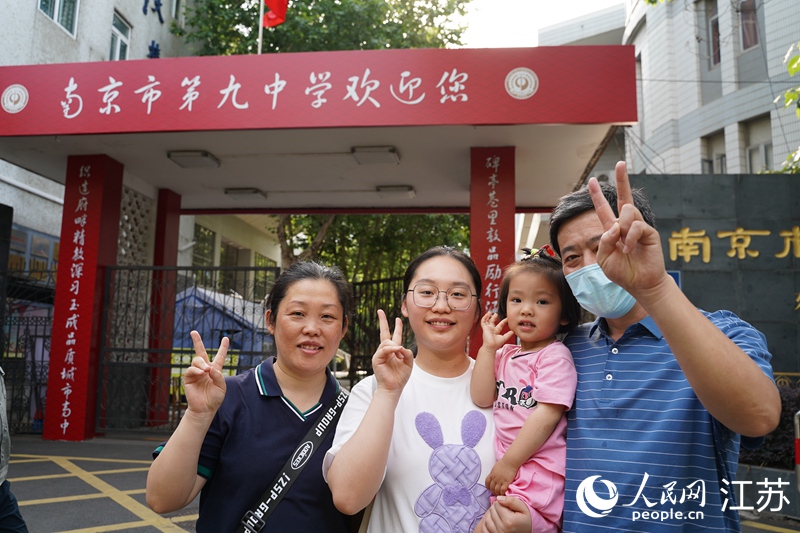 一家人在考點(diǎn)前合影留念。周夢(mèng)嬌攝