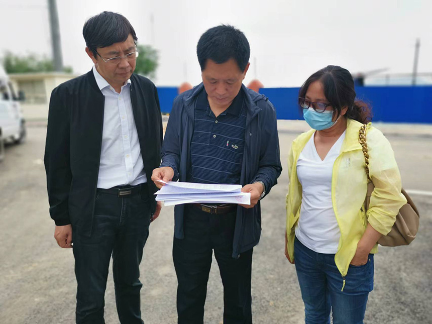 國情調(diào)查核查組專家對司家營鐵礦生產(chǎn)臺賬等進(jìn)行檢查。袁海波攝