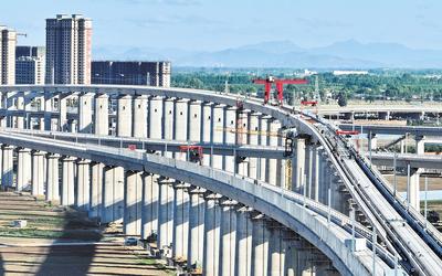 6月7日，工人在唐山市高新技術(shù)開發(fā)區(qū)境內(nèi)的京唐城際鐵路建設(shè)工地施工（無人機照片）。 新華社記者 楊世堯攝