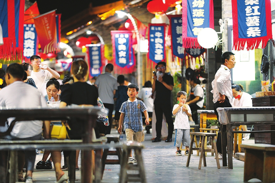  6月17日晚，游客在運(yùn)城市鹽湖區(qū)嵐山根運(yùn)城印象景區(qū)內(nèi)游玩。連日來(lái)，運(yùn)城市通過(guò)發(fā)放消費(fèi)券，培育夜購(gòu)、夜味、夜宿、夜玩、夜賞的消費(fèi)形態(tài)，迅速推動(dòng)消費(fèi)企穩(wěn)回暖，為經(jīng)濟(jì)發(fā)展注入強(qiáng)勁動(dòng)力。 金玉敏攝
