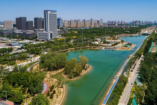 環(huán)城水系中的北湖公園越來越美。羅大慶攝