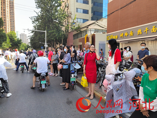 石家莊外國語學(xué)?？键c(diǎn)外送考的家長。人民網(wǎng) 祝龍超攝