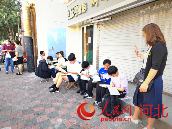 臨進(jìn)考場，考生抓緊時間再復(fù)習(xí)一下。人民網(wǎng) 祝龍超攝