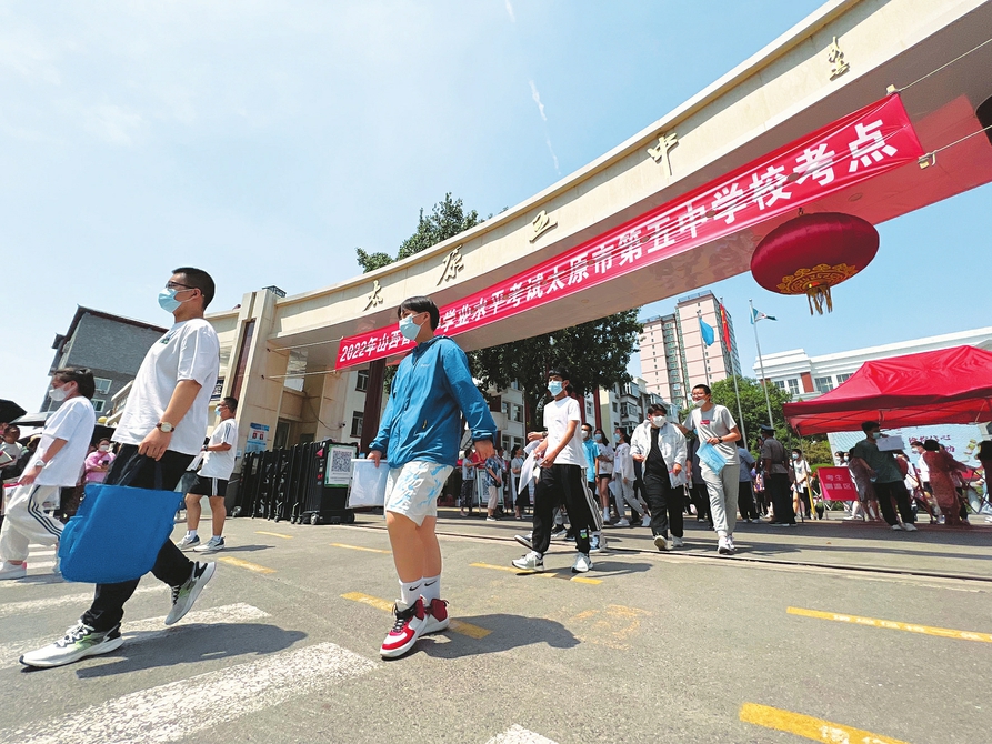 六月二十日，中考太原五中考點(diǎn)，完成首門考試的考生滿懷信心走出考場。記者李兆民攝