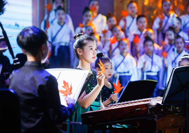 樂(lè)團(tuán)在臺(tái)上演出。單位供圖