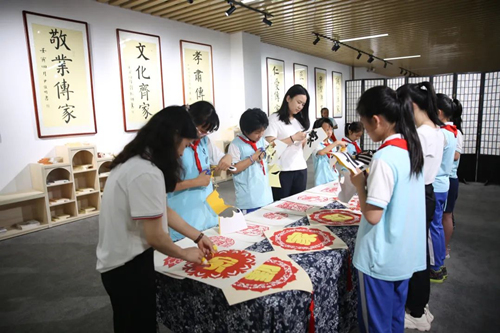 1、長(zhǎng)沙市雨花區(qū)校園清廉家風(fēng)館開館。受訪單位供圖