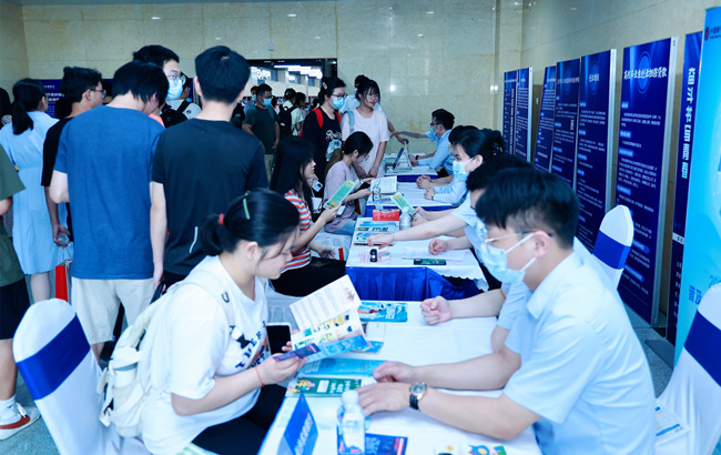 大學(xué)生現(xiàn)場(chǎng)咨詢創(chuàng)業(yè)政策。長沙市人社局供圖