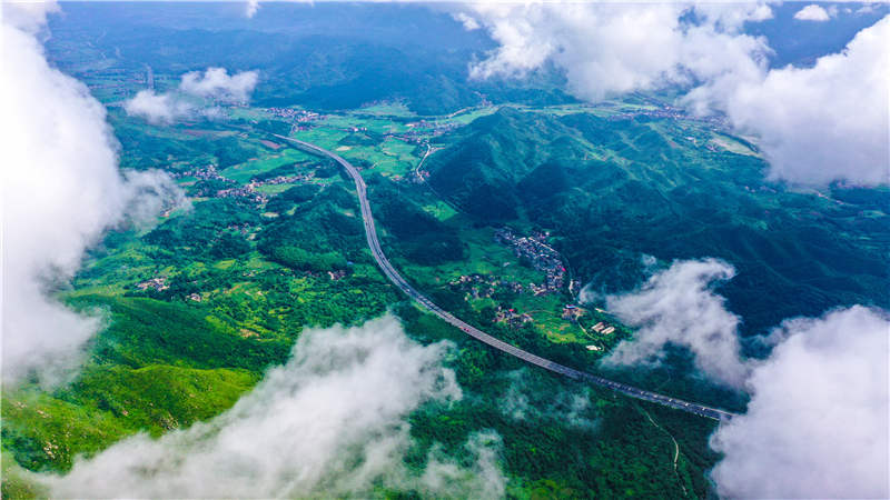 湖南省常寧市廟前鎮(zhèn)泉井村，云霧繚繞，青山蒼翠，公路蜿蜒，秀美如畫。周秀魚春攝