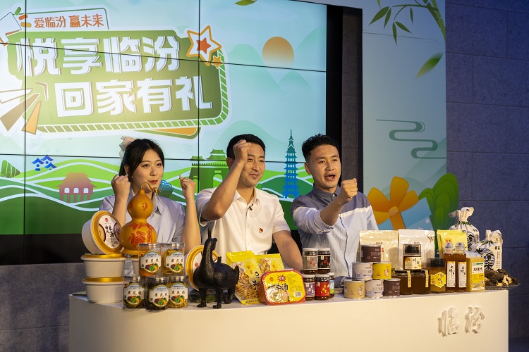 6月3日下午，在臨汾原產(chǎn)地商品體驗(yàn)店，曲沃縣副縣長(zhǎng)樊奇選對(duì)當(dāng)?shù)氐霓r(nóng)特產(chǎn)品、旅游景點(diǎn)進(jìn)行了推介代言。鄭遠(yuǎn)飛攝