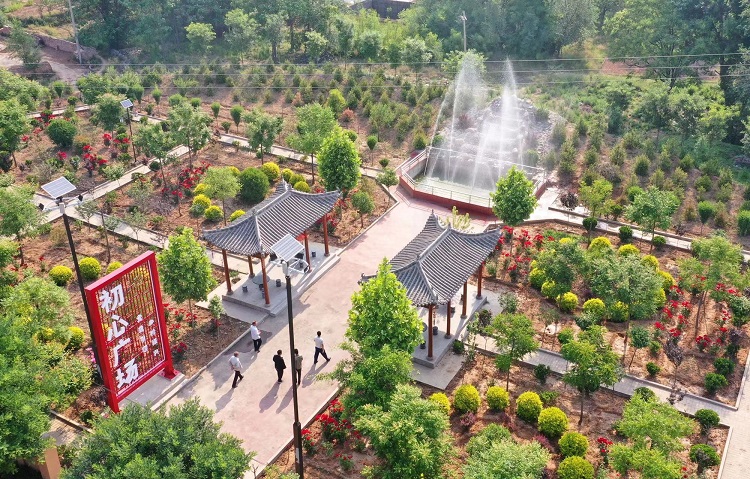 初夏時(shí)節(jié)，襄汾縣鄧莊鎮(zhèn)澗溝村初心廣場(chǎng)內(nèi)一派迷人的鄉(xiāng)村振興新圖景。李現(xiàn)俊攝