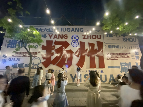 古運(yùn)河畔的皮市街充滿市井氣息。 人民網(wǎng) 張玉峰攝