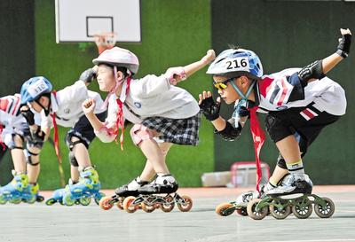 6月23日，邯鄲市邯山區(qū)實(shí)驗(yàn)小學(xué)的學(xué)生在練習(xí)輪滑。 當(dāng)日是國際奧林匹克日，該小學(xué)開展了“我運(yùn)動、我健康、我快樂”為主題的體育活動，通過足球、籃球、武術(shù)、輪滑、擊劍等運(yùn)動，讓學(xué)生們享受運(yùn)動健身的快樂，感受運(yùn)動的魅力。 河北日報(bào)通訊員 郝群英攝