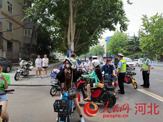 石家莊交警在查處非機(jī)動(dòng)車違章。人民網(wǎng)祝龍超攝