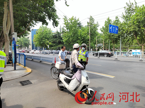 石家莊交警在查處非機(jī)動(dòng)車違章。人民網(wǎng)祝龍超攝