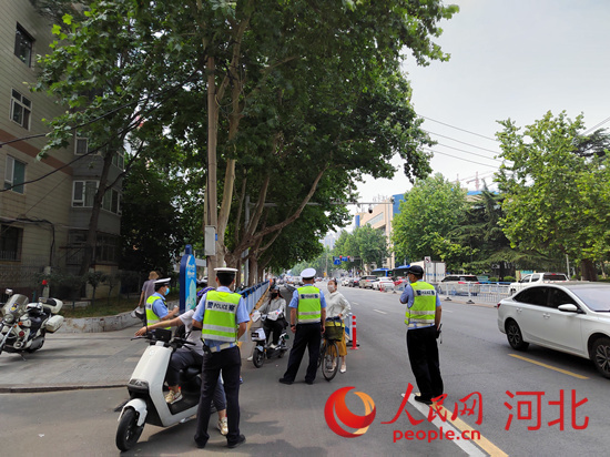 石家莊交警在查處非機(jī)動(dòng)車違章。人民網(wǎng)祝龍超攝
