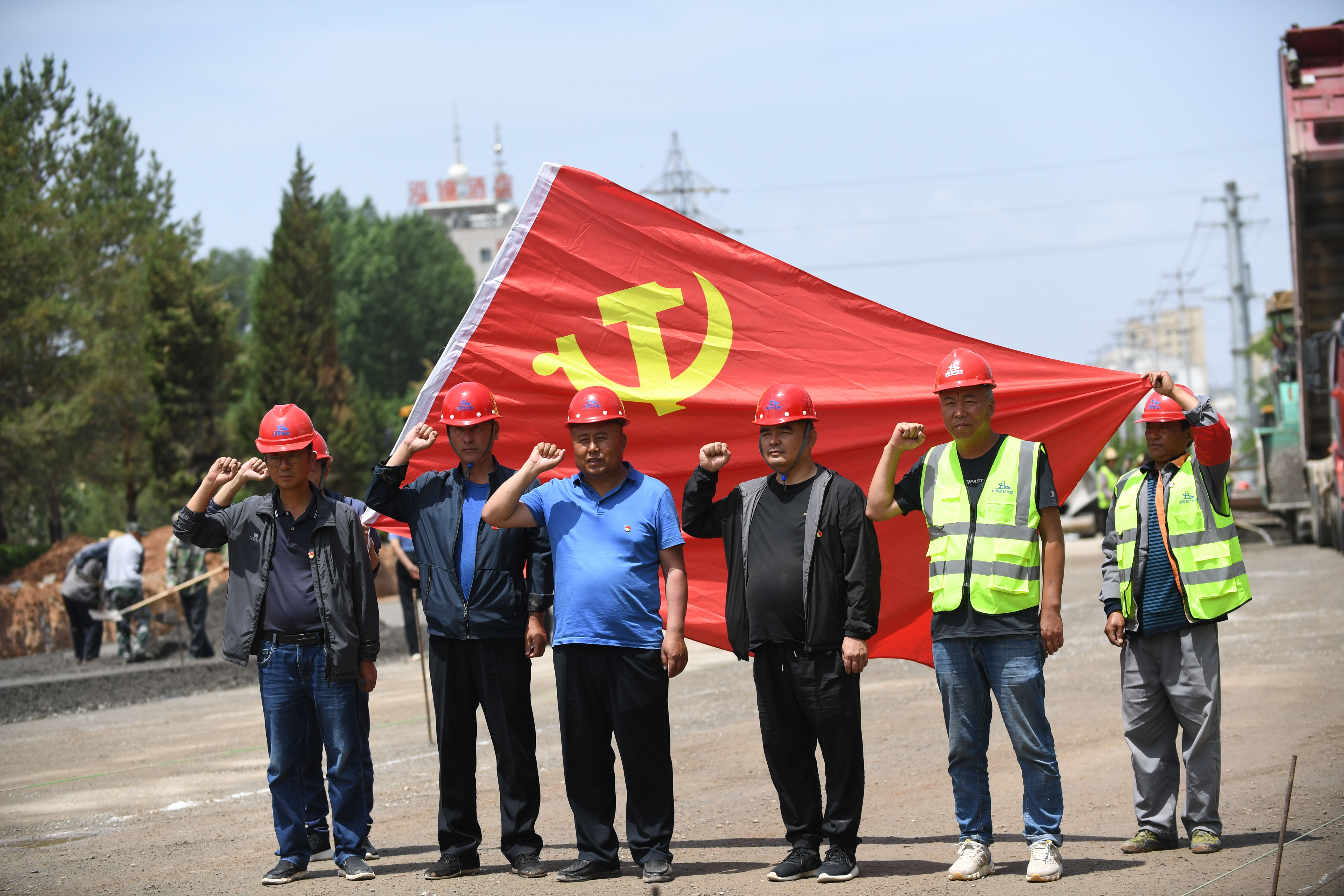 路橋工人在黨旗下宣誓。圖片由路橋公司提供