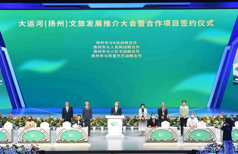 揚(yáng)州市副市長劉流與人民網(wǎng)股份有限公司江蘇分公司總經(jīng)理汪崢嶸作為代表分別簽署了戰(zhàn)略合作協(xié)議。文斌攝