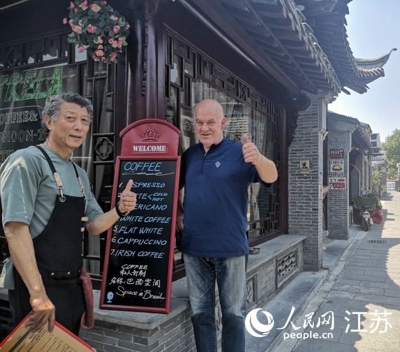 愛(ài)逛古巷的巴西人和揚(yáng)州朋友在仁豐里開(kāi)了一家西餐廳。 人民網(wǎng) 張玉峰攝
