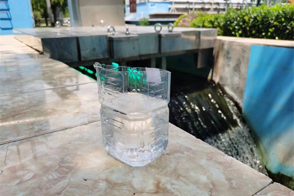 在邯鄲市雞澤縣藍(lán)天污水處理廠，污水經(jīng)過處理后清澈透明。鄭佳欣攝