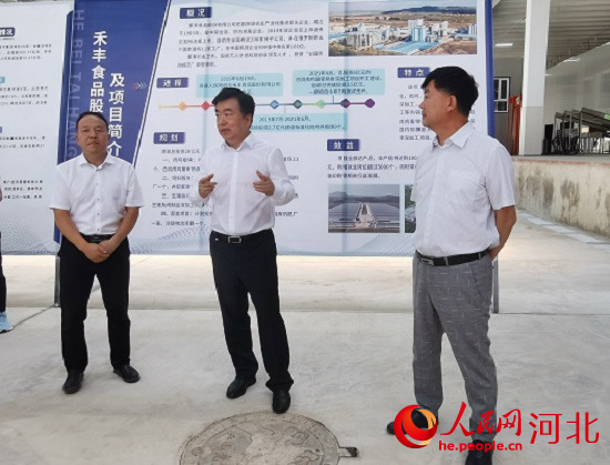 黨曉龍在禾豐項目現(xiàn)場鼓勵大家以商招商。 人民網(wǎng) 張繼航攝