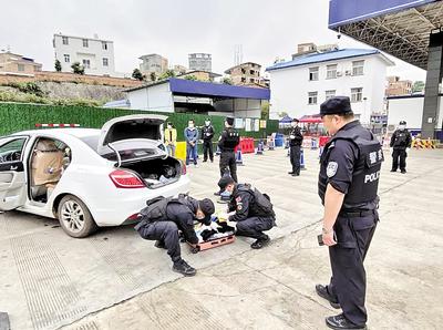 圖為民警對(duì)重點(diǎn)車(chē)輛是否攜帶毒品進(jìn)行檢查。省禁毒委供圖