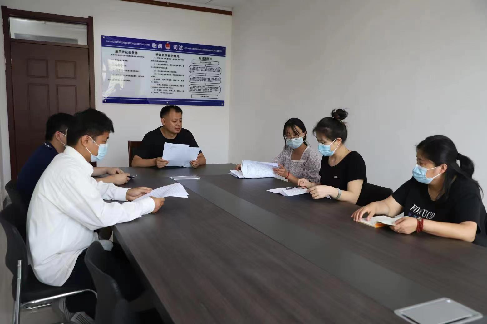邢臺市臨西縣司法局工作人員在行政復(fù)議聽證室對行政復(fù)議事項(xiàng)開展聽證問詢。 孟凡儒攝