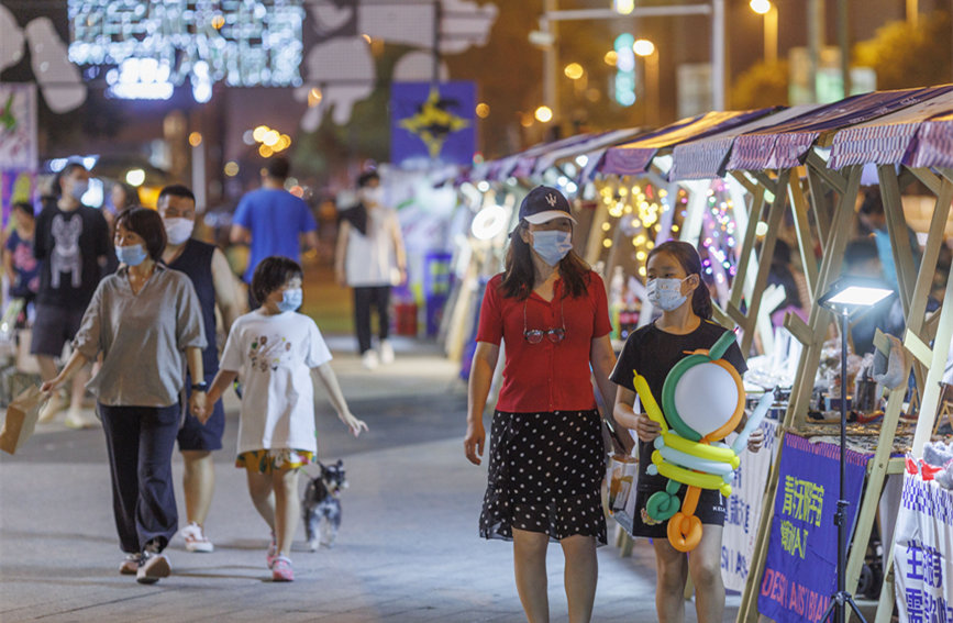 青年無限宇宙潮動(dòng)市集匯聚眾多文創(chuàng)產(chǎn)品，豐富市民夜生活。王英浩攝