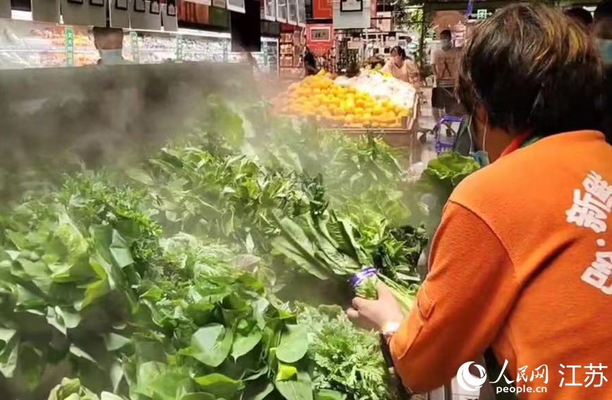 在大潤發(fā)長江北路店里，果蔬、肉蛋等生活必需品種類齊全，供應(yīng)充足，市民正有序選購。無錫市委網(wǎng)信辦供圖